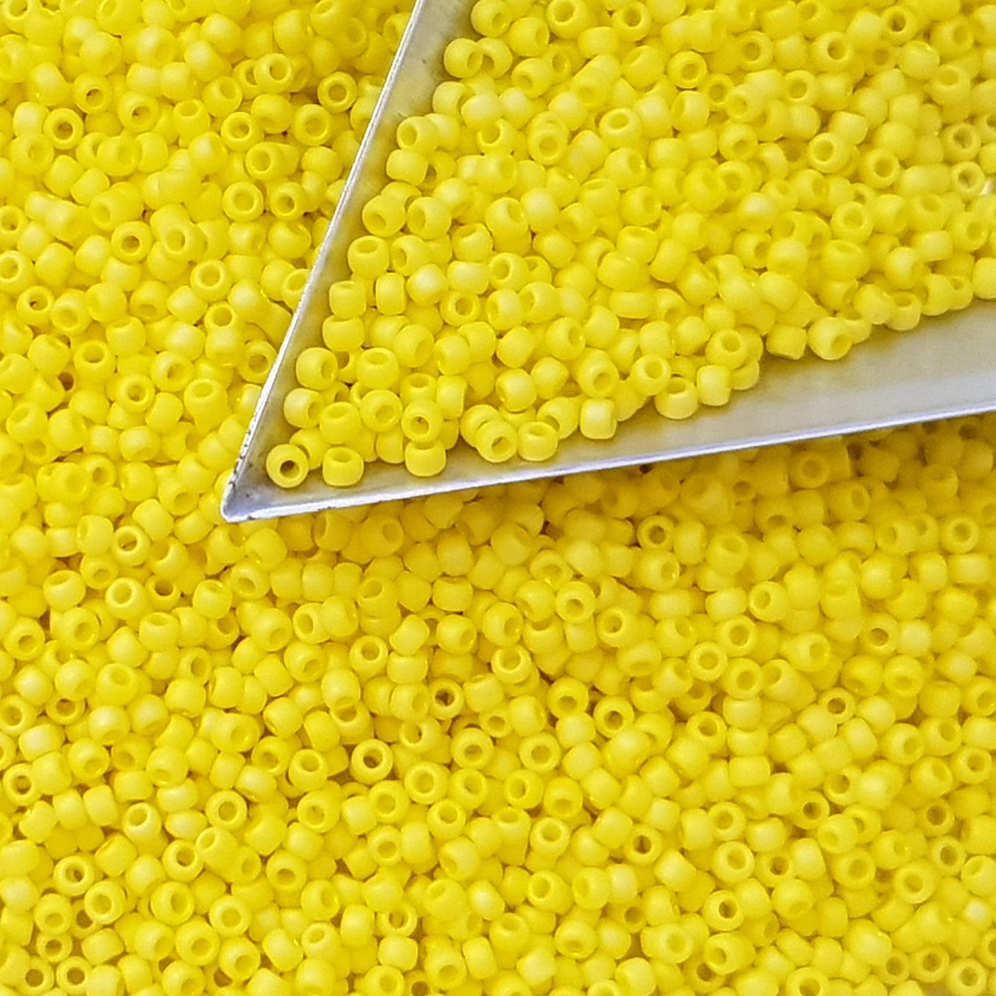 11/0 TR-402F Dandelion Frosted Rainbow Opaque 10g/30g Round Toho Seed Beads - Beading Supply