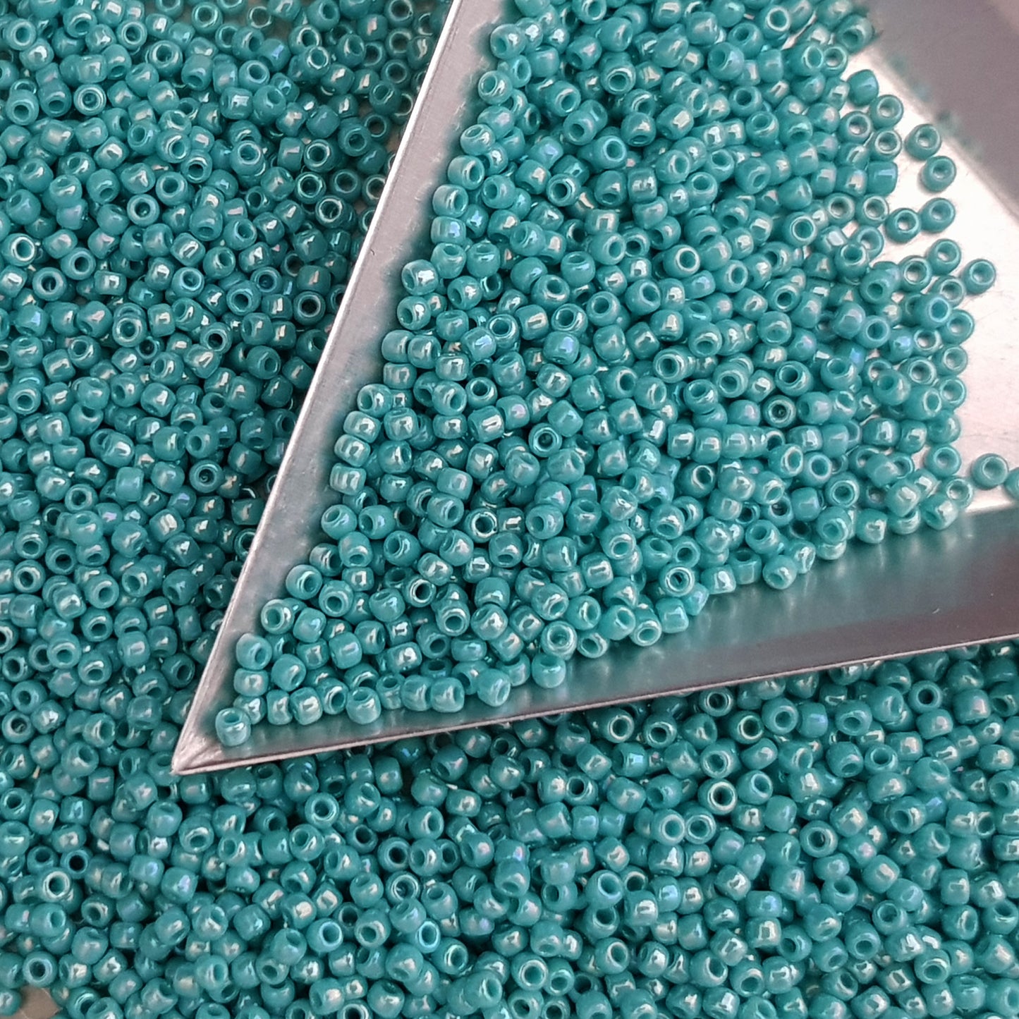 11/0 TR-413 Turquoise Opaque Rainbow 10g/30g Round Toho Seed Beads | Beading Supply