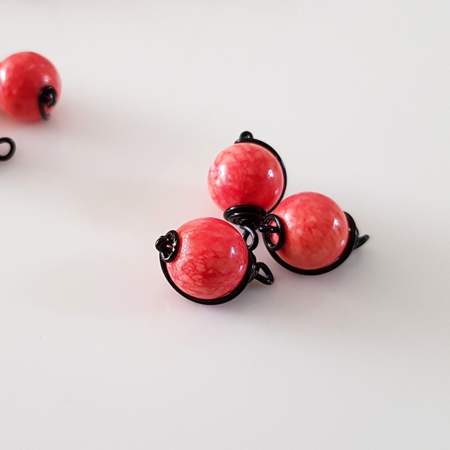 Black Wire Wrapped Peach Dyed Stone 10 mm | WB-005D | Jewellery Making Supply - Kalitheo Jewellery