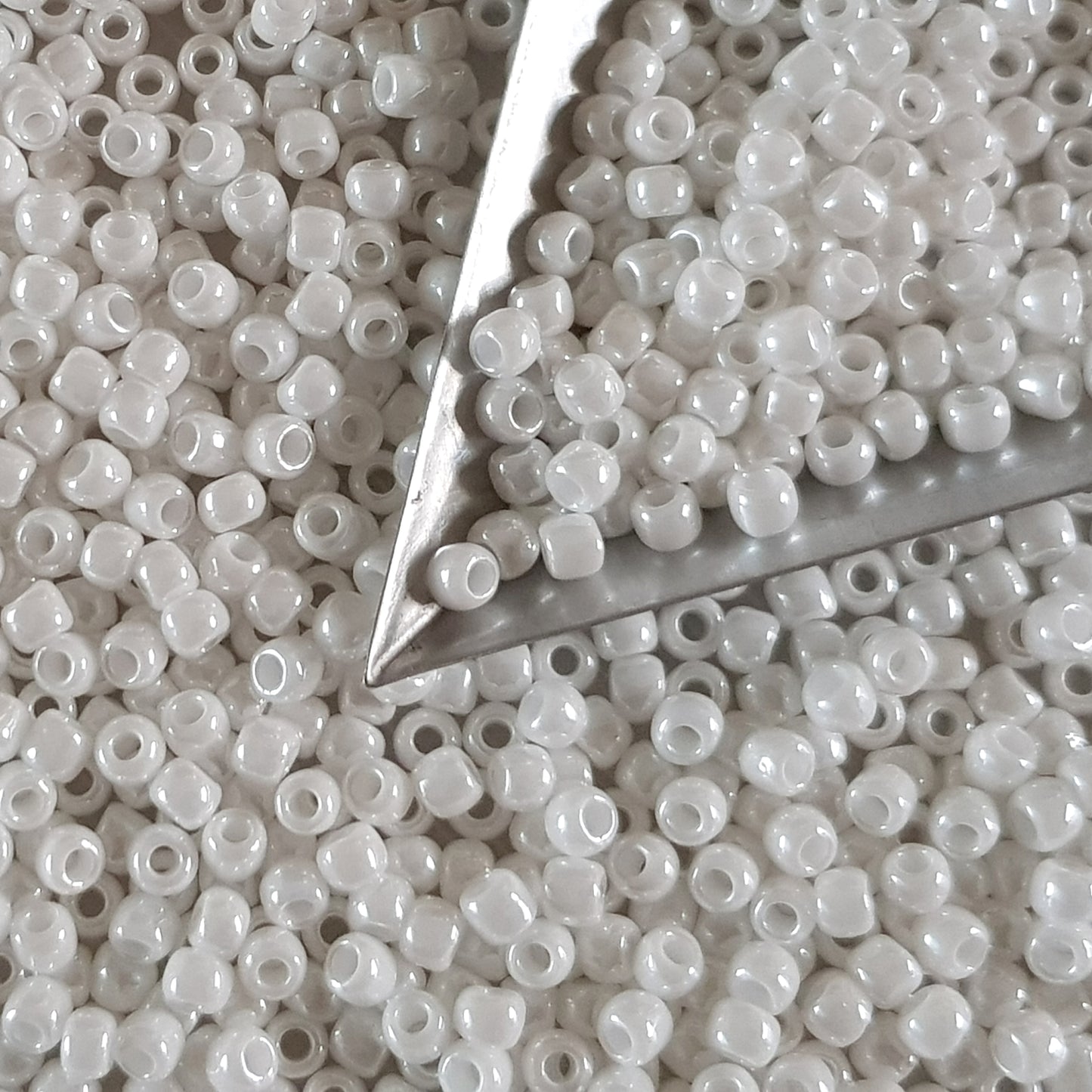 6/0 TR-121 White Opaque Lustre 10g/30g Round Toho Seed Beads - Beading Supply