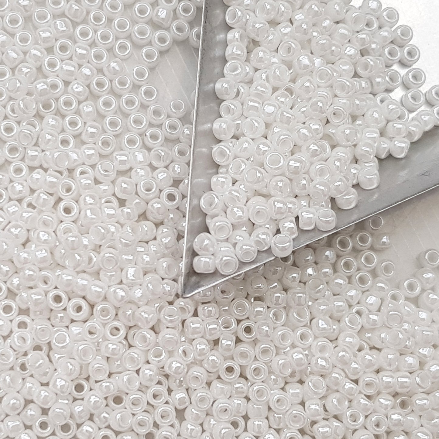 8/0 TR-121 White Lustre Opaque 10g/30g Round Toho Seed Beads - Beading Supply