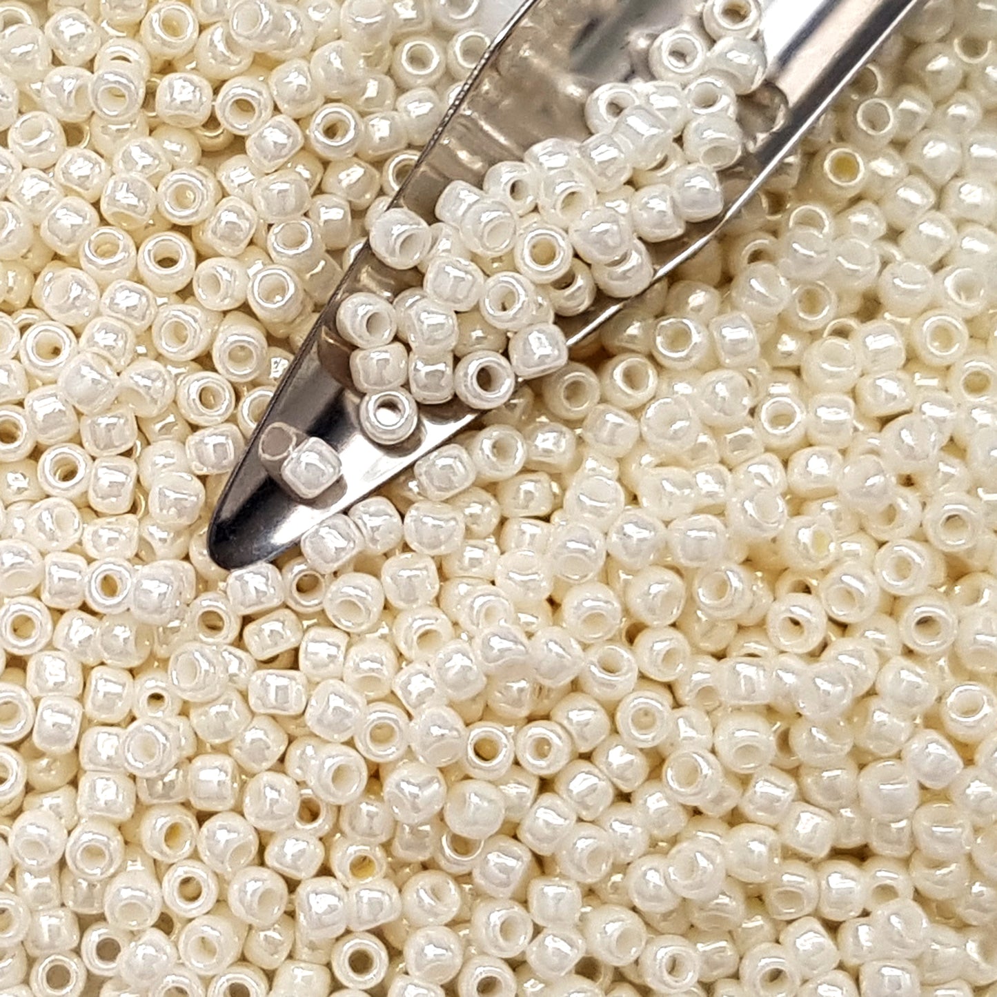 8/0 TR-122 White Navajo Lustre Opaque 10g/30g Round Toho Seed Beads - Beading Supply