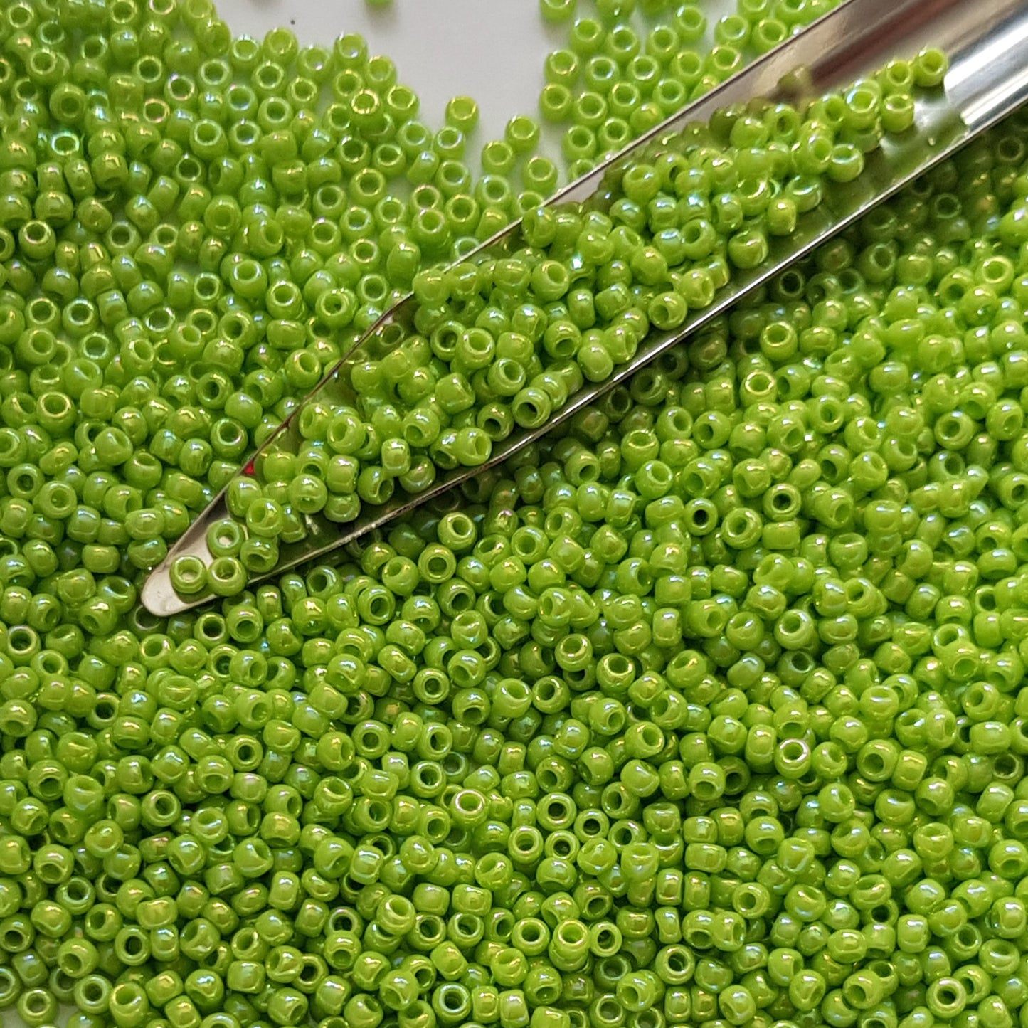 8/0 TR-404 Sour Apple Opaque Rainbow Round Toho Seed Beads - Beading Supply - Kalitheo