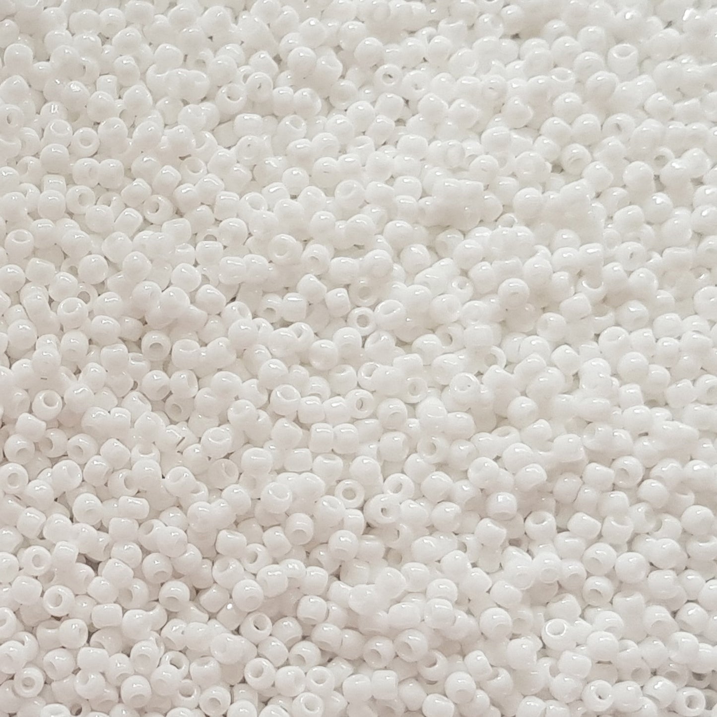 8/0 TR-41 White Opaque Round Toho Seed Beads - Beading Supply - Kalitheo