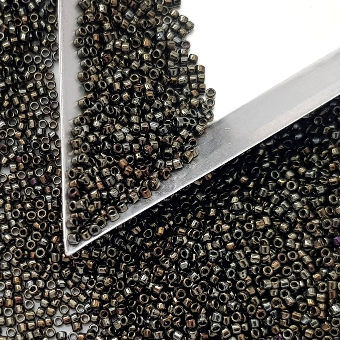 15/0 TR-83 Iris Brown Metallic Round Toho Seed Beads - Beading Supply