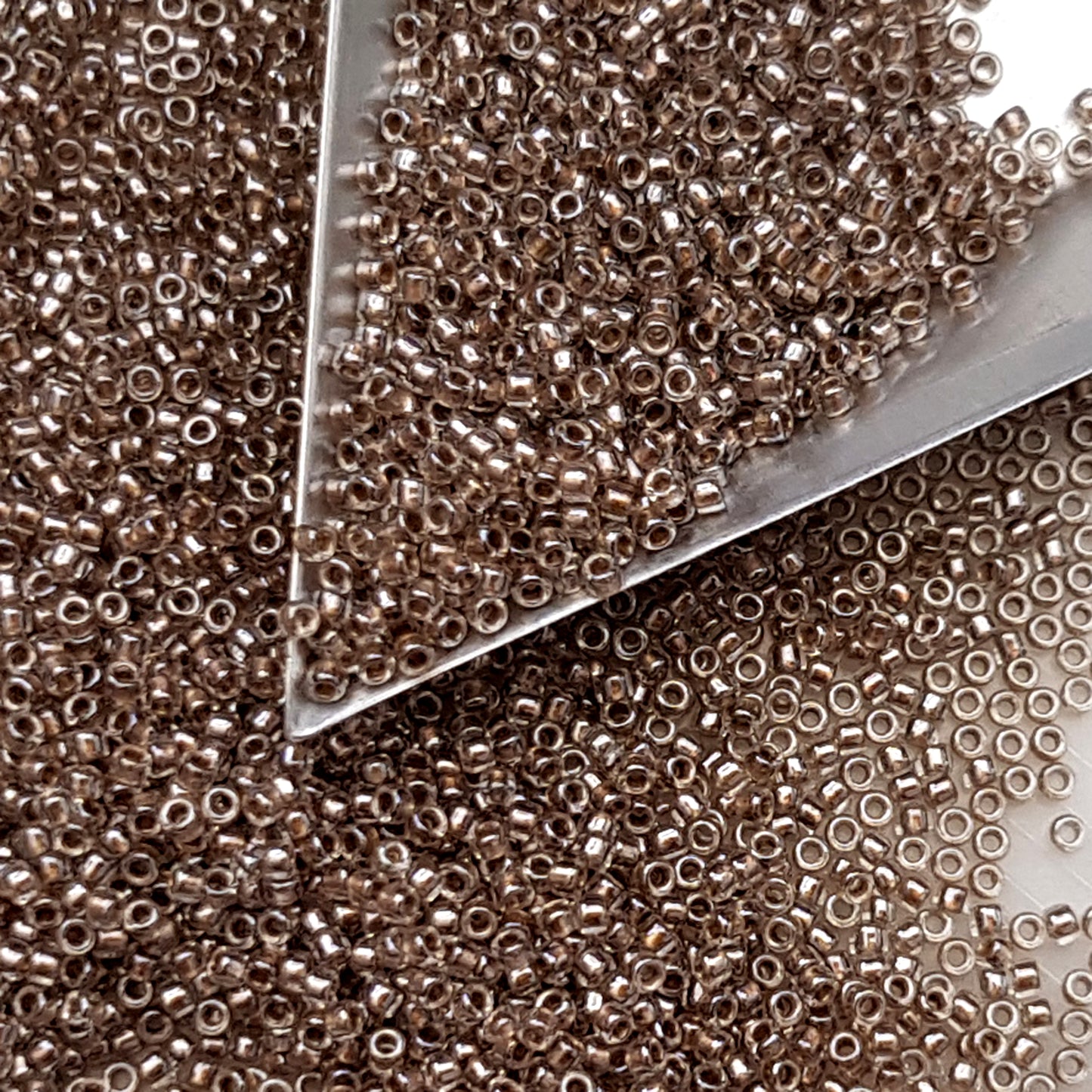 15/0 TR-989 Crystal Gold-Lined Round Toho 5g Seed Beads | Beading Supply