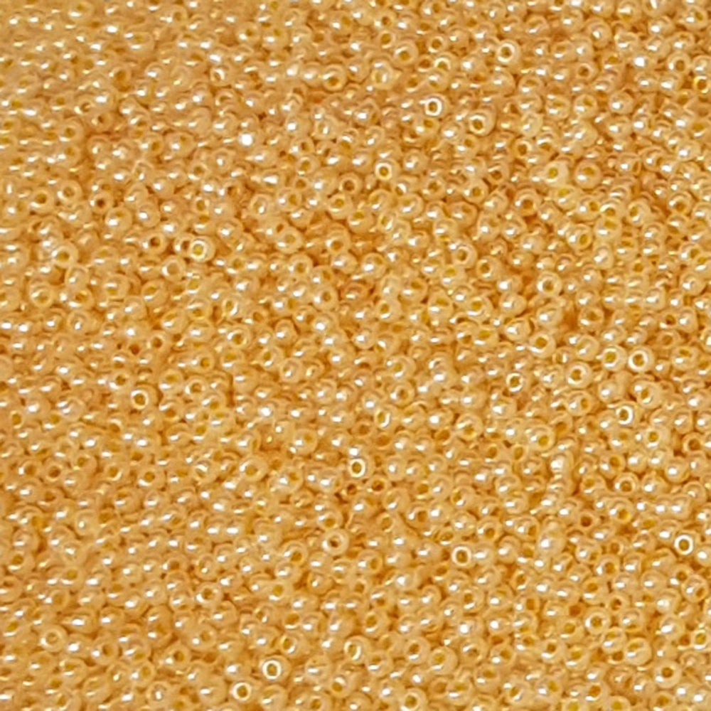 11/0 TR-148 Peach Cobbler Ceylon Round Toho Seed Beads close up
