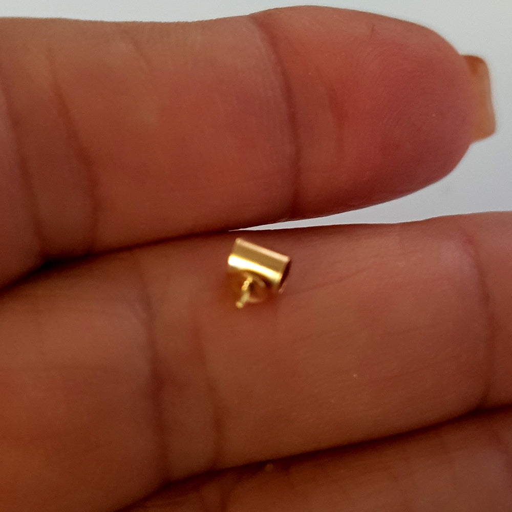 gold filled tube bail with pearl cup between fingers.