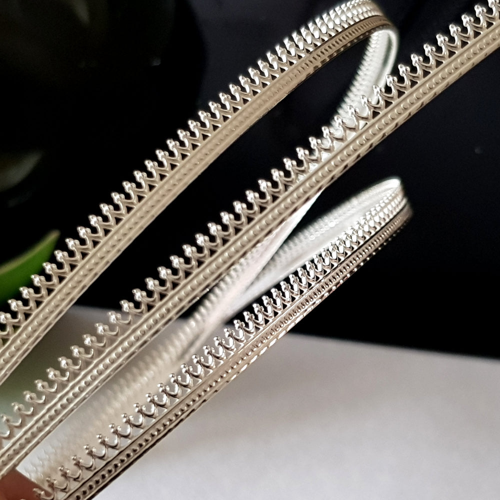front and side view of sterling silver gallery wire No1