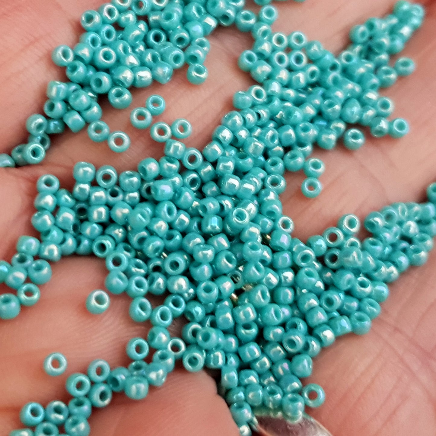 11/0 TR-413 Turquoise Opaque Rainbow 10g/30g Round Toho Seed Beads | Beading Supply
