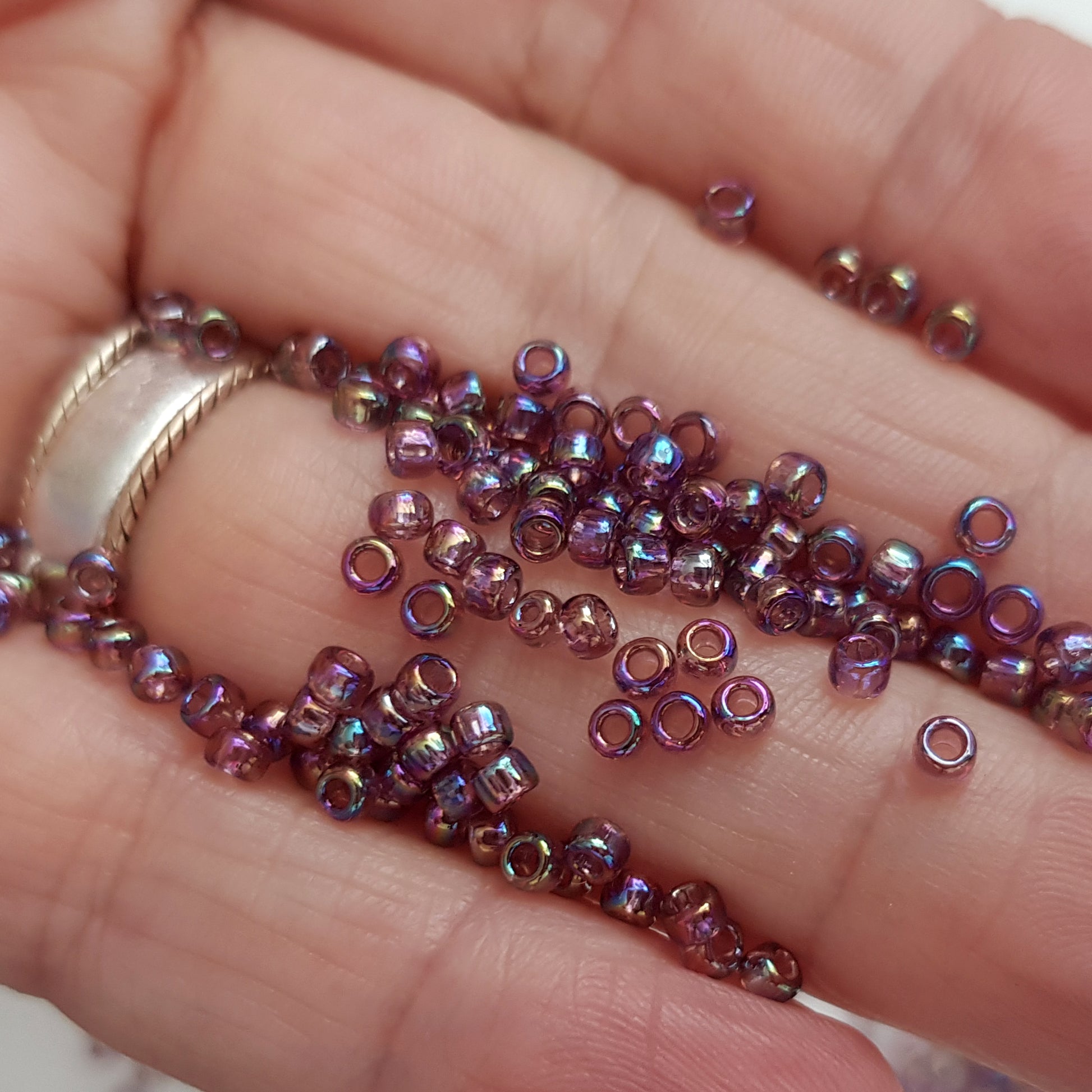 8/0 TR-166B Medium Amethyst Rainbow Round Toho Seed Beads  Close Up - Beading Supply - Kalitheo Jewellery