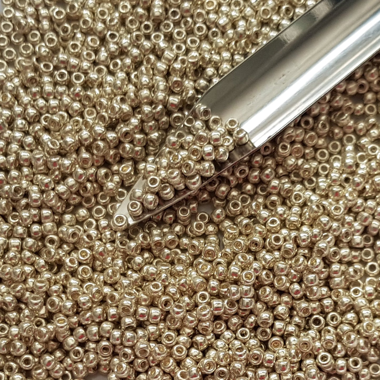 8/0 TR-PF558 Aluminium Galvanized Permanent Finish Scoop sold per gram Round Toho Seed Beads  per gram- Beading Supply - Kalitheo 
