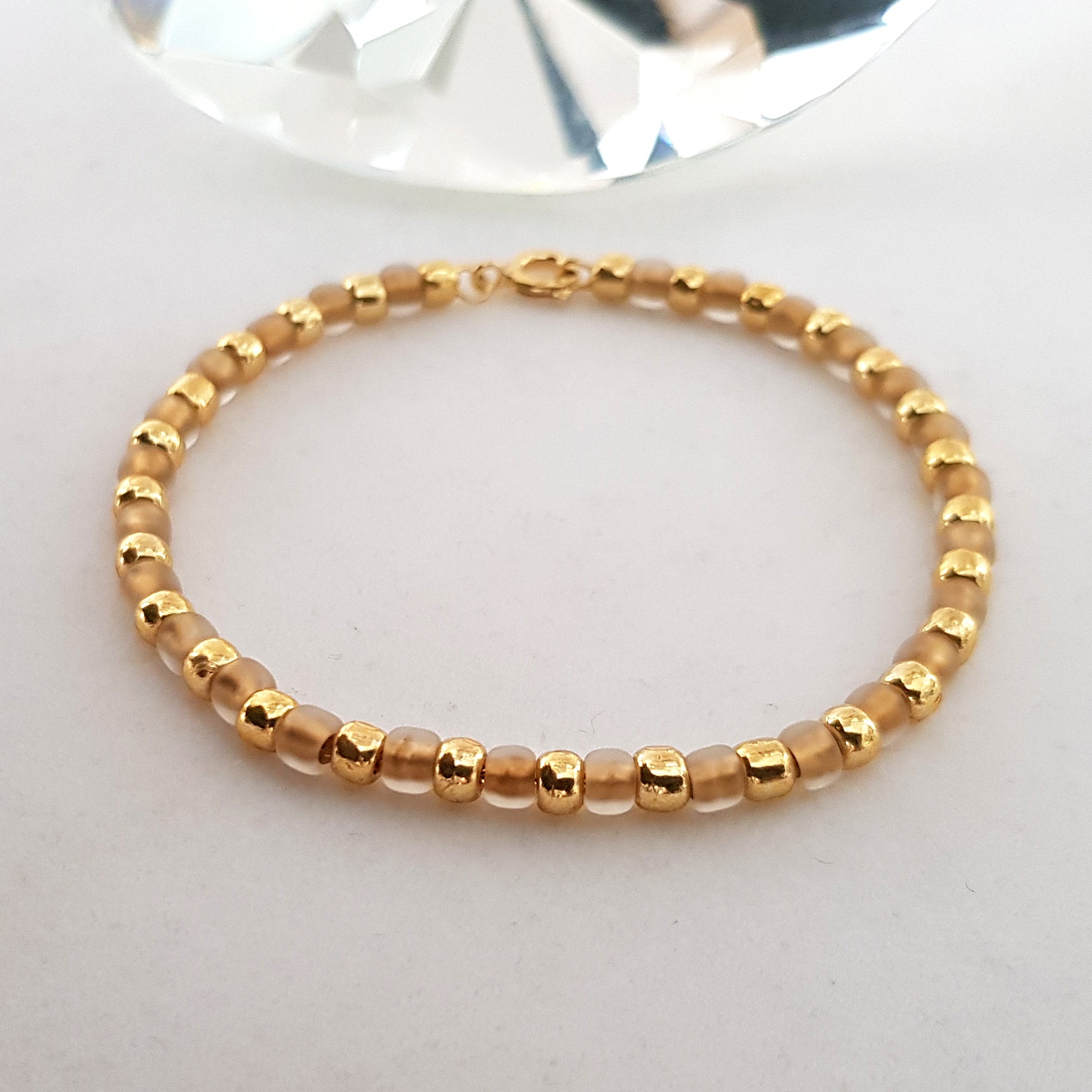 Alternating glass gold beads shiny and frosted bracelet -