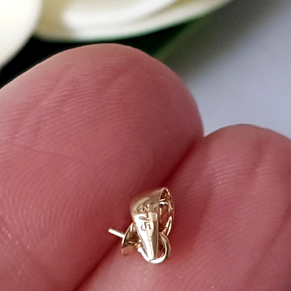 yellow gold 9ct pendant drop with a pearl cup between fingers showing the 375 stamp.