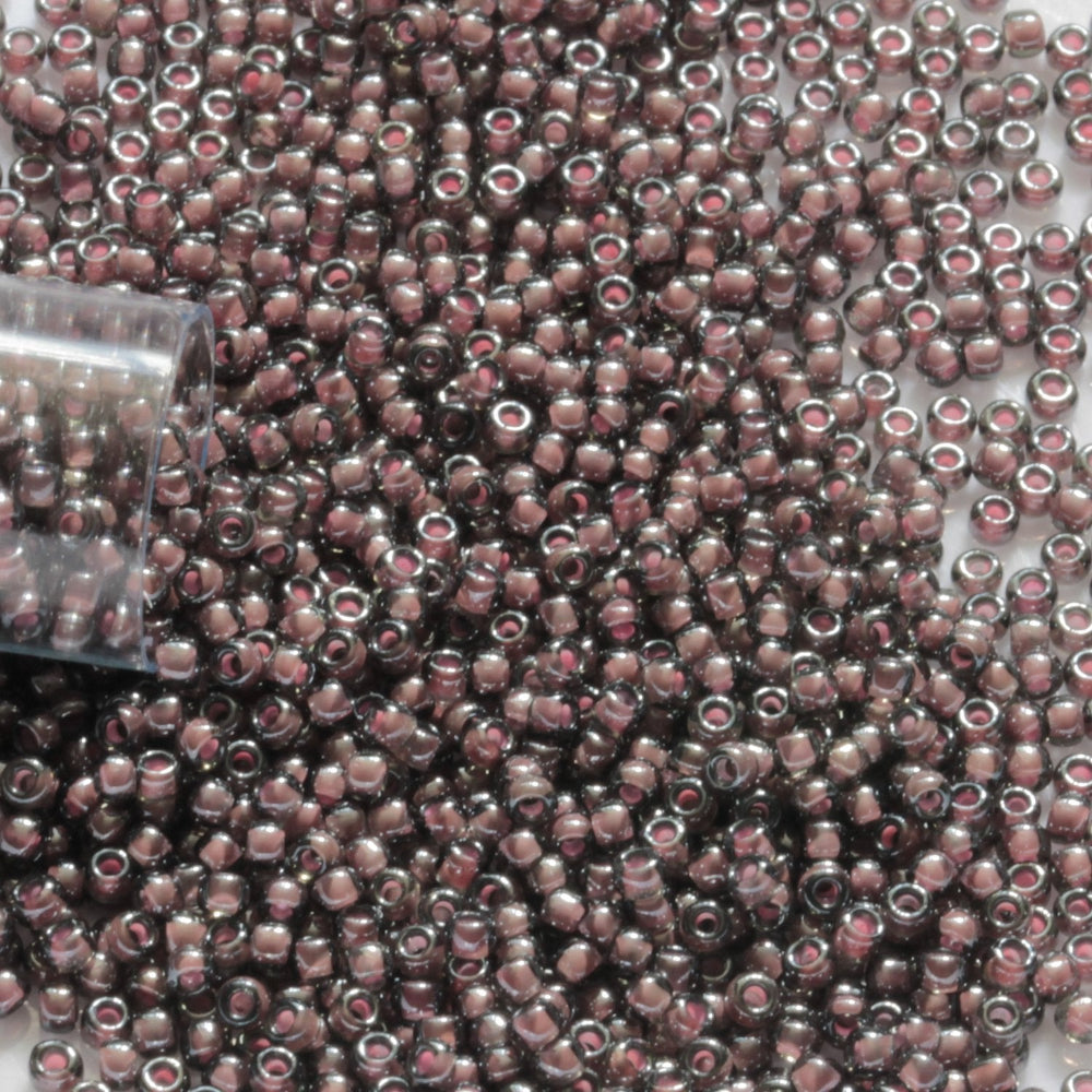 11/0 TR-367 Black Diamond Pink Lined Lustre Round Toho Seed Beads Close up.