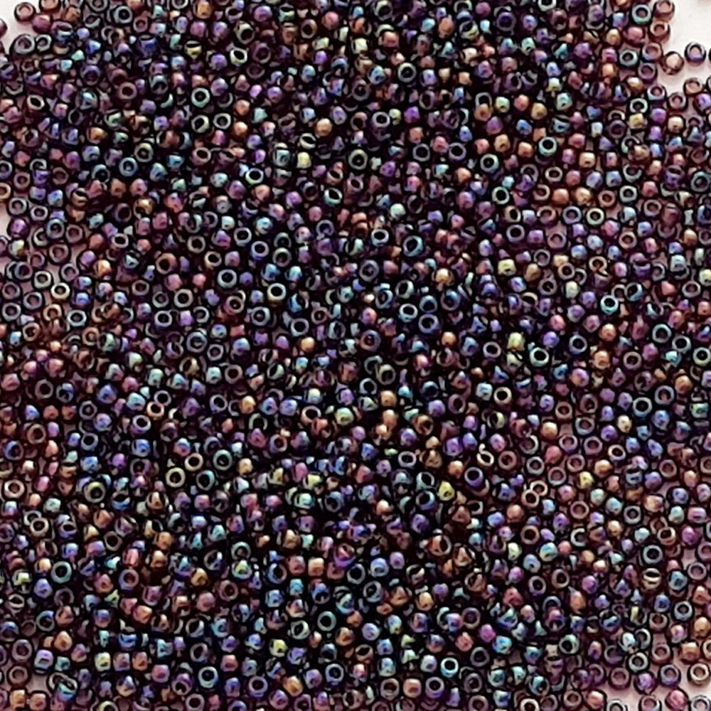 11/0 TR-166C Amethyst Rainbow Round Toho Seed Beads close up view,