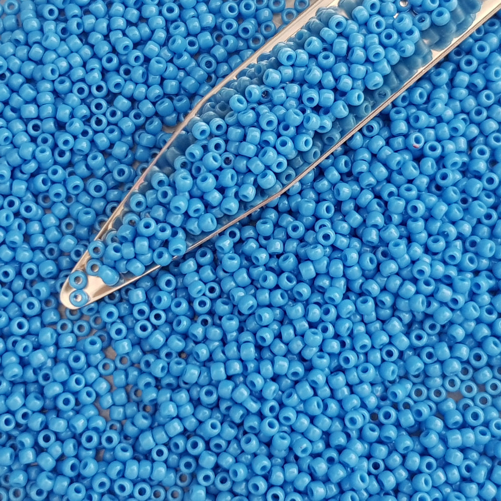 11/0 Toho seed Beads in cornflower blue tr-43d with beading scoop