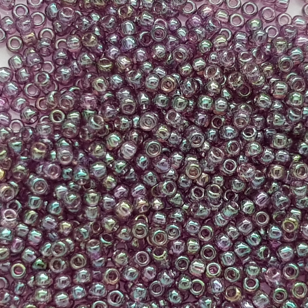 A close-up view of Hydrangea Gold Luster Round Toho Seed Beads 11/0 showing their lustrous finish and multicolored appearance. Close up.
