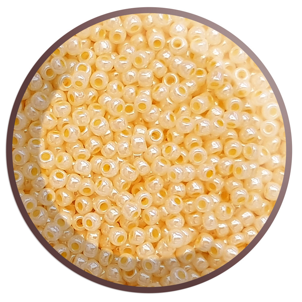 8/0 Toho seed beads in peach cobbler ceylon TR-148 circle white background.