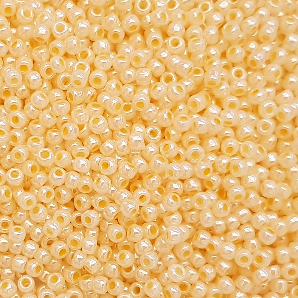 8/0 Toho seed beads in peach cobbler ceylon TR-148 close up.