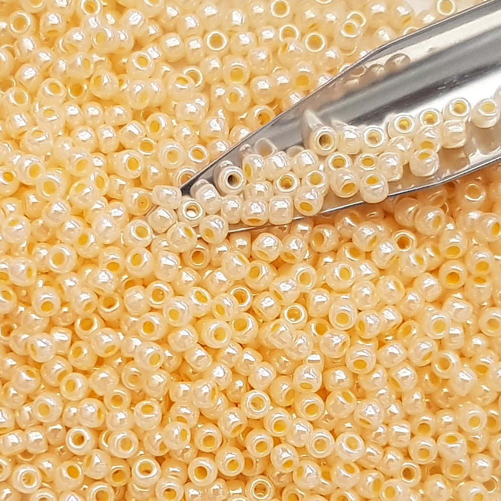 8/0  Toho Seed beads in peach cobbler ceylon TR-148 with beading scoop.