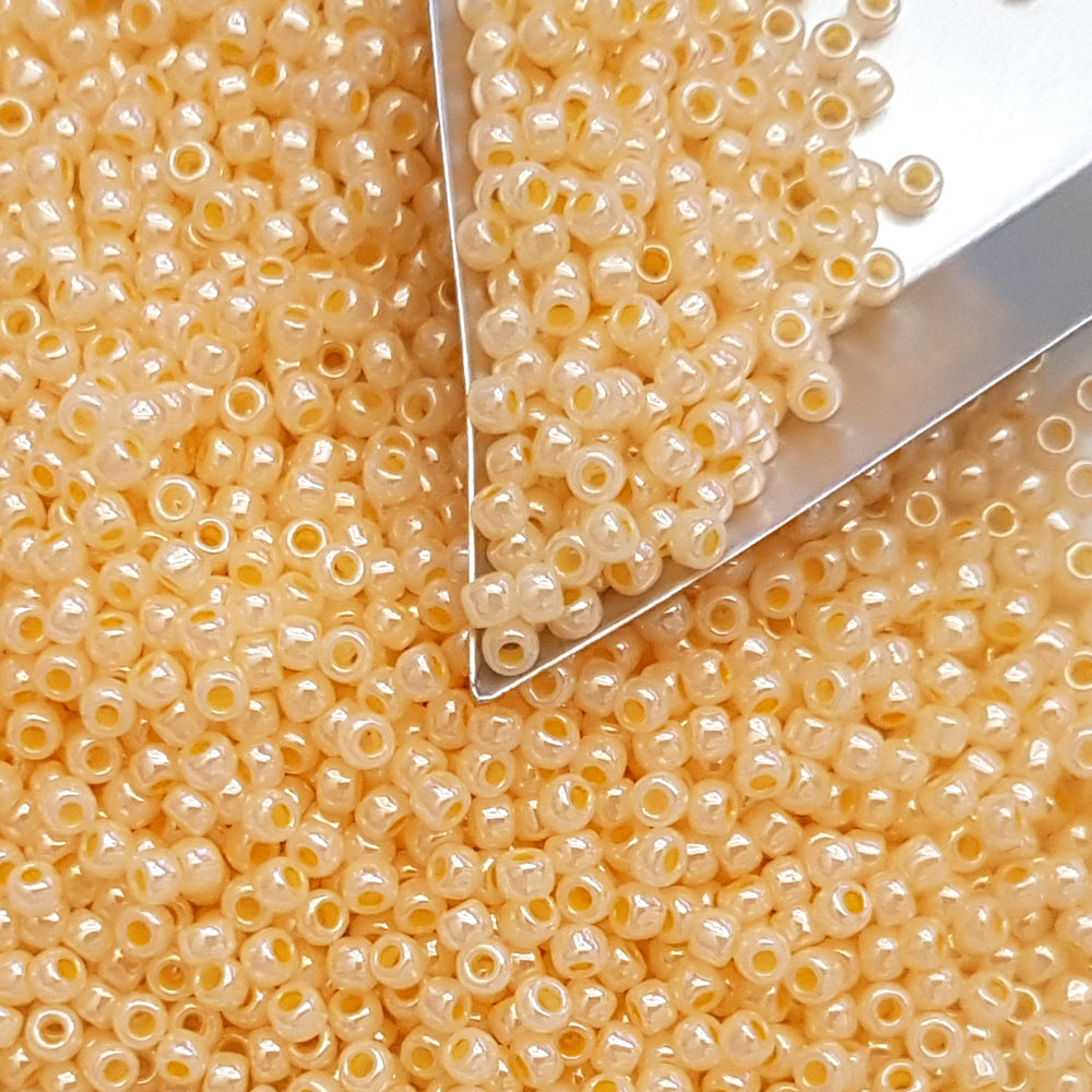 8/0 Toho Seed Beads in Peach Cobbler Ceylon TR-148 triangle scoop.