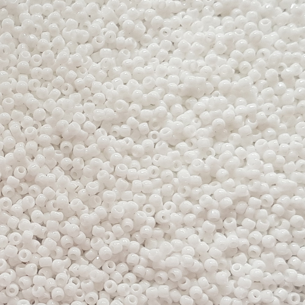 8/0 TR-41 White Opaque Round Toho Seed Beads - Beading Supply - close 