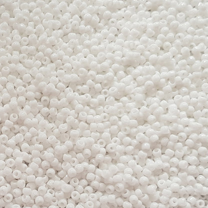 8/0 TR-41 White Opaque Round Toho Seed Beads - Beading Supply - close 